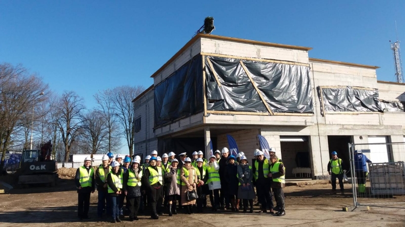 Symboliczna wiecha zawisła na nowym budynku Bazy Oznakowania Nawigacyjnego - GospodarkaMorska.pl