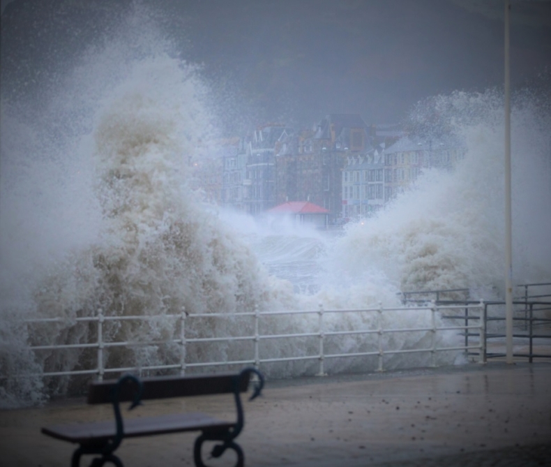W.Brytania: Sztorm Ciara wyrządza poważne szkody - GospodarkaMorska.pl