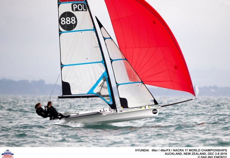 MŚ w klasie 49er: pierwszy dzień bez wyścigów z powodu silnego wiatru - GospodarkaMorska.pl