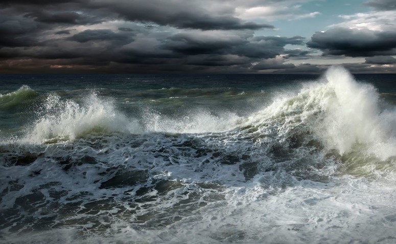 Wzrost poziomu wód na Wybrzeżu, sztorm na Bałtyku oraz silny wiatr w całym regionie - GospodarkaMorska.pl