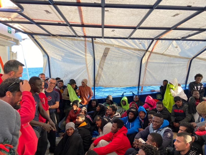 Statek ze 158 migrantami wpłynął do portu w Mesynie - GospodarkaMorska.pl