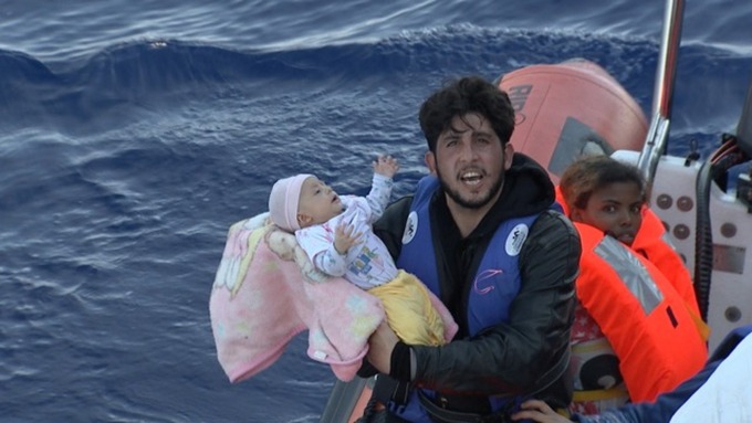 W Hiszpanii uratowano dziecko urodzone w łodzi z migrantami - GospodarkaMorska.pl