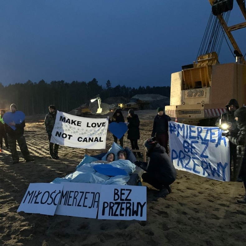 Nagi protest w miejscu przekopu Mierzei Wiślanej (foto) - GospodarkaMorska.pl