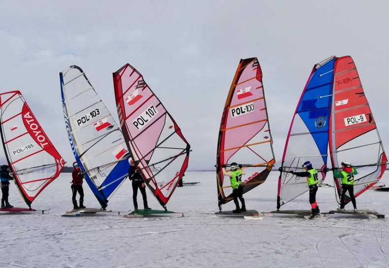 Polacy zdominowali MŚ w windsurfingu lodowym - GospodarkaMorska.pl