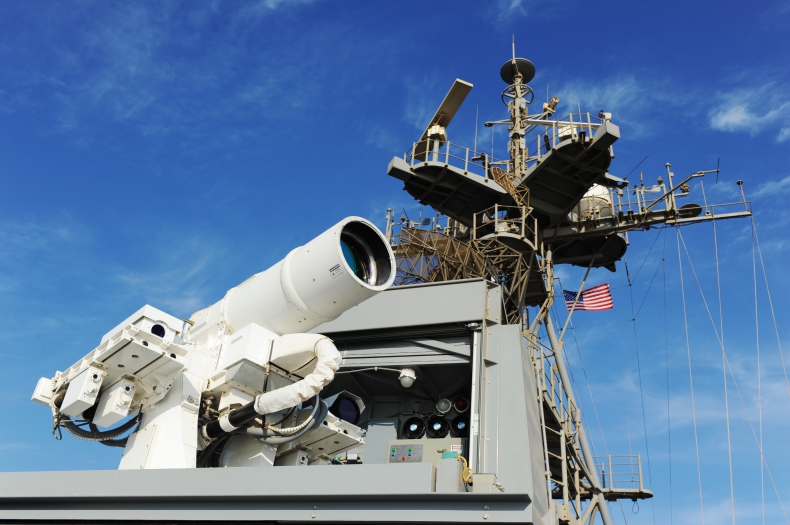 Marynarka Wojenna USA uzbraja okręty w laserowe systemy antydronowe - GospodarkaMorska.pl