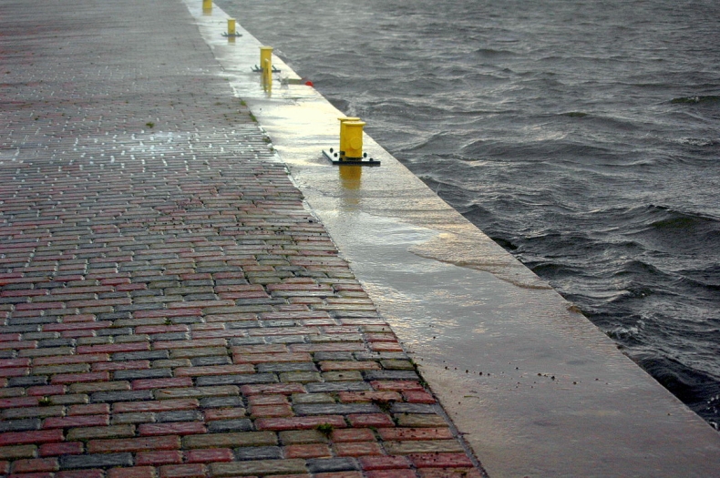 Alarm przeciwpowodziowy dla obwodów ochrony wybrzeża - GospodarkaMorska.pl