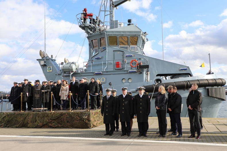 Uroczystość pierwszego podniesienia bandery na Holowniku H-11 Bolko - GospodarkaMorska.pl