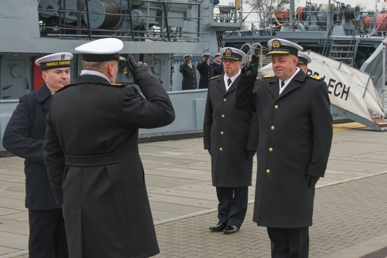 Nowy dowódca Dywizjonu Okrętów Wsparcia - GospodarkaMorska.pl