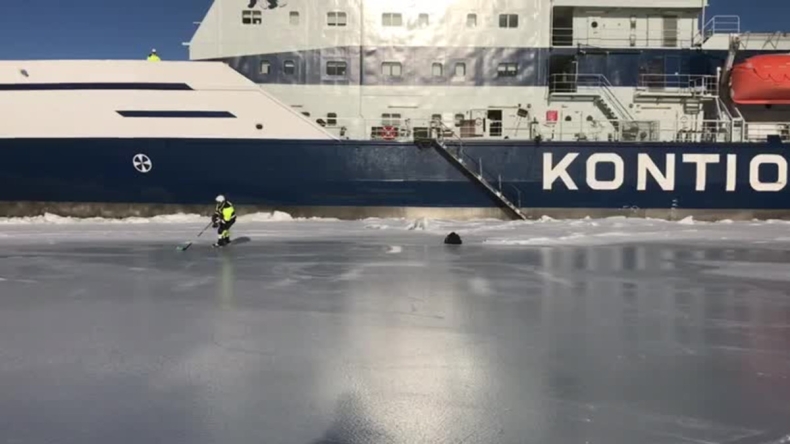 Sternik lodołamacza zagrał w hokeja na zamarzniętej zatoce - GospodarkaMorska.pl
