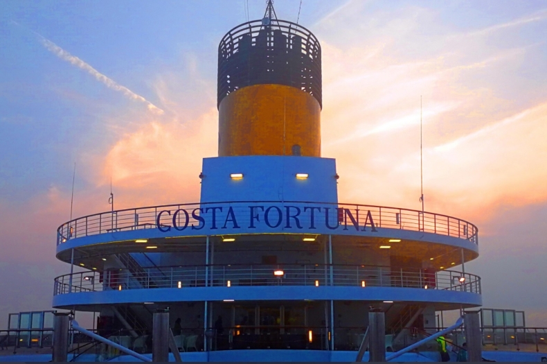 Wycieczkowiec Costa Fortuna, na pokładzie którego jest ok. 100 Polaków, przekierowany do Singapuru - GospodarkaMorska.pl