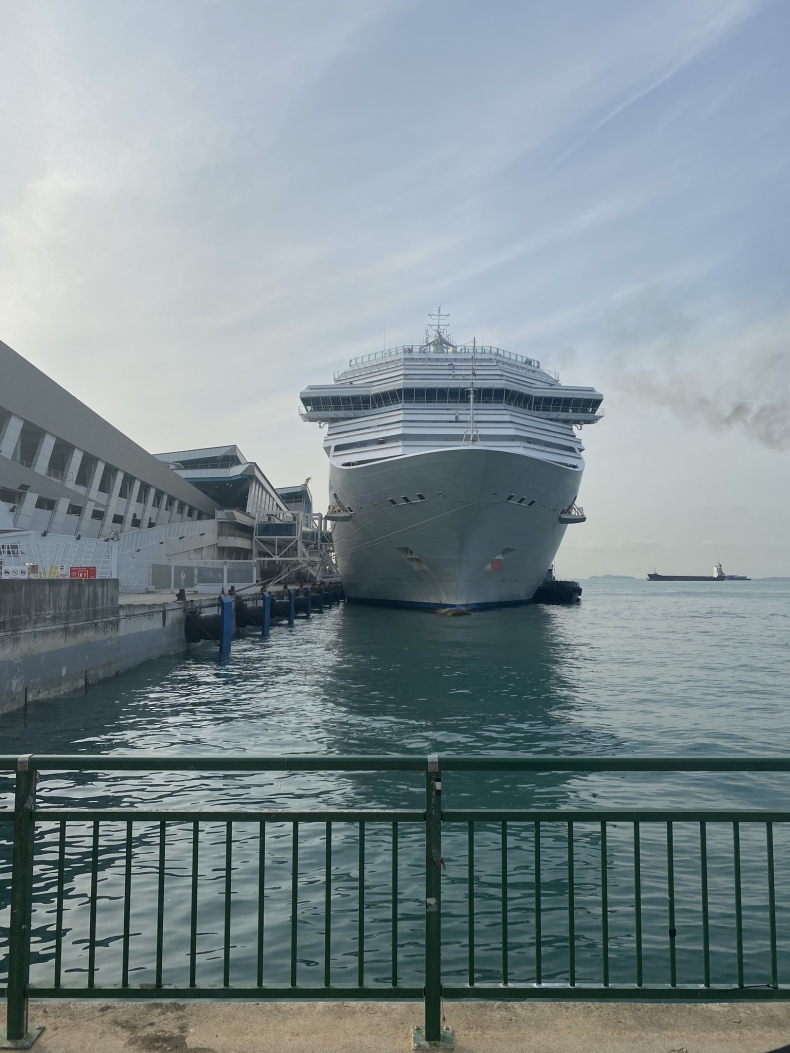 Pasażerowie wycieczkowca z Polakami zaczęli schodzić na ląd - GospodarkaMorska.pl