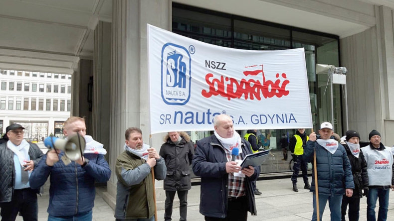 Warszawa: Związkowcy protestowali w obronie Stoczni Remontowej Nauta S.A. - GospodarkaMorska.pl