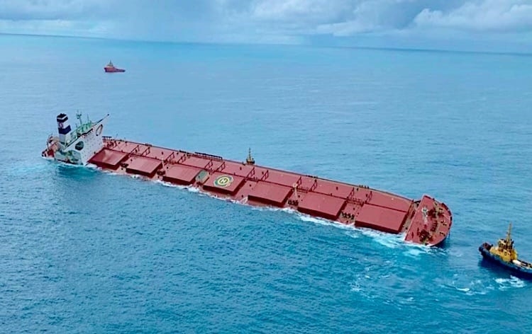 Trwa akcja ratunkowa Stellar Banner pełnego paliwa. Do ładowni wlała się woda (video) - GospodarkaMorska.pl