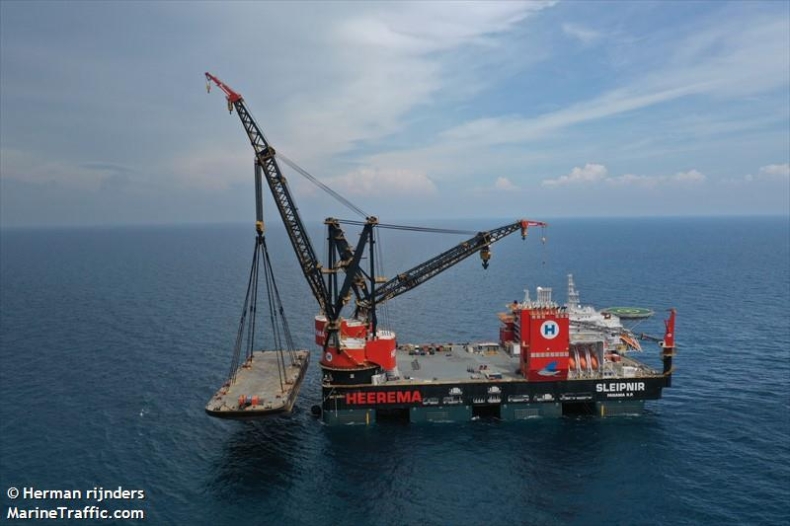 Gigant Sleipnir Heerema płynie do Portu Rotterdam (foto,video) - GospodarkaMorska.pl