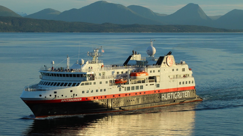 Hurtigruten zawiesza działalność wszystkich swoich statków - GospodarkaMorska.pl