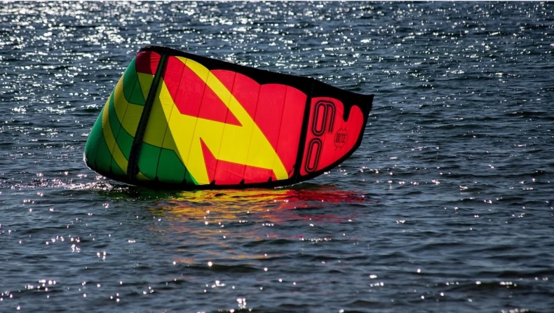 Kitesurfer wpadł do morza ok. 500 m od brzegu, został uratowany - GospodarkaMorska.pl