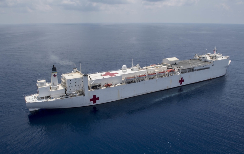 USA: Pływające szpitale wesprą walkę z COVID-19. USNS Mercy już dotarł do Los Angeles [wideo] - GospodarkaMorska.pl