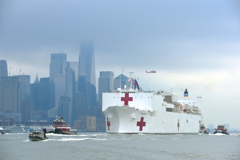 COVID-19 w USA: Statek szpitalny USNS Comfort dotarł do Nowego Jorku [wideo] - GospodarkaMorska.pl