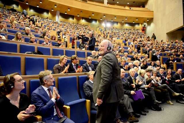 Timmermans: KE podtrzymuje plan zwiększenia celów redukcji emisji na 2030 r. - GospodarkaMorska.pl