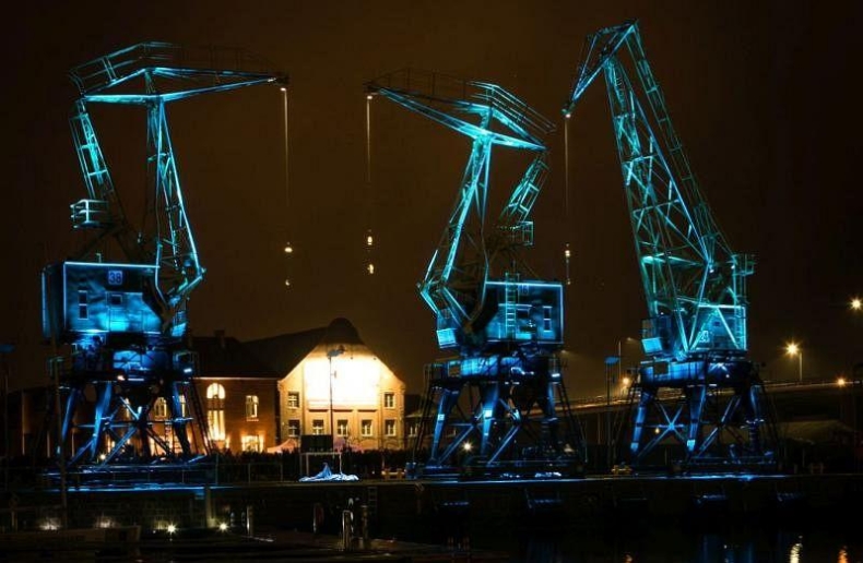 Szczecińskie dźwigozaury i filharmonia podświetlone na niebiesko dla służby zdrowia - GospodarkaMorska.pl