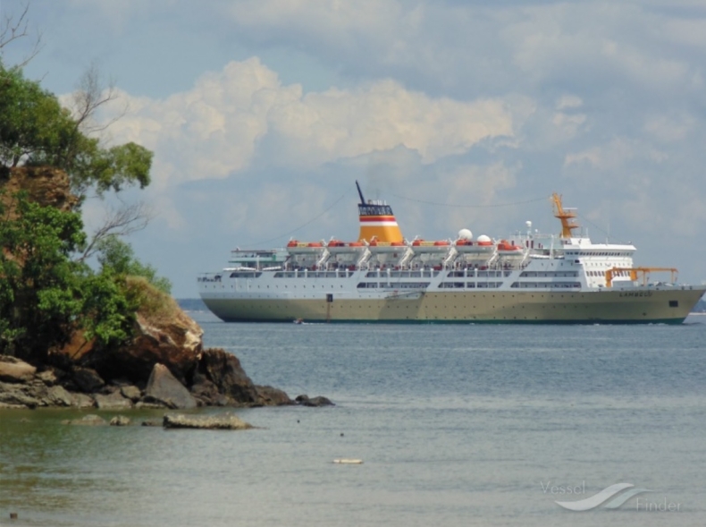 Pasażerowie niewpuszczonego do portu promu chcieli dotrzeć na ląd wpław (wideo) - GospodarkaMorska.pl