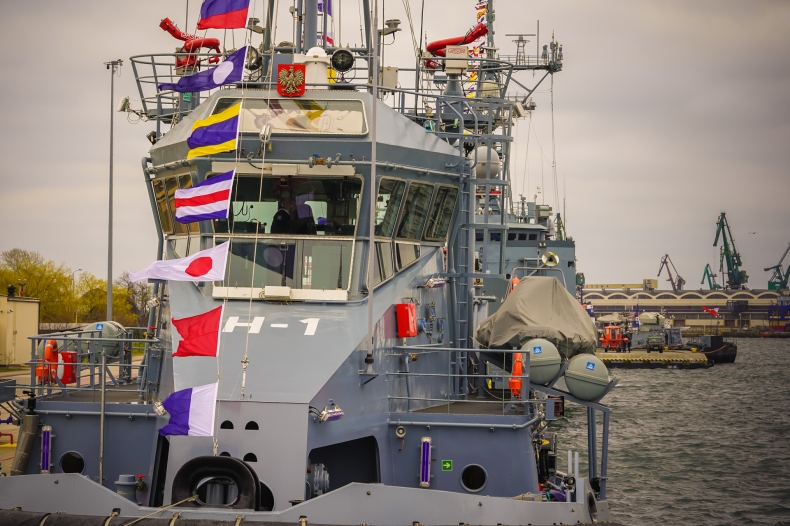 Uroczystość pierwszego podniesienia bandery na holowniku H-1 Gniewko - GospodarkaMorska.pl