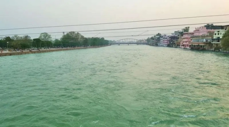 Zaskakująco czysta woda w Gangesie (foto) - GospodarkaMorska.pl