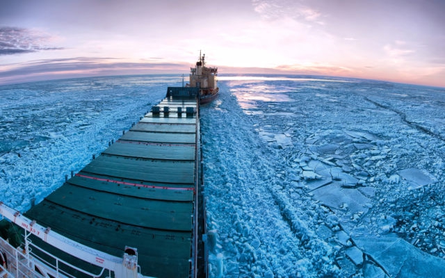 Topnienie lodowców spowodowało duży wzrost transportu przez Arktykę - GospodarkaMorska.pl