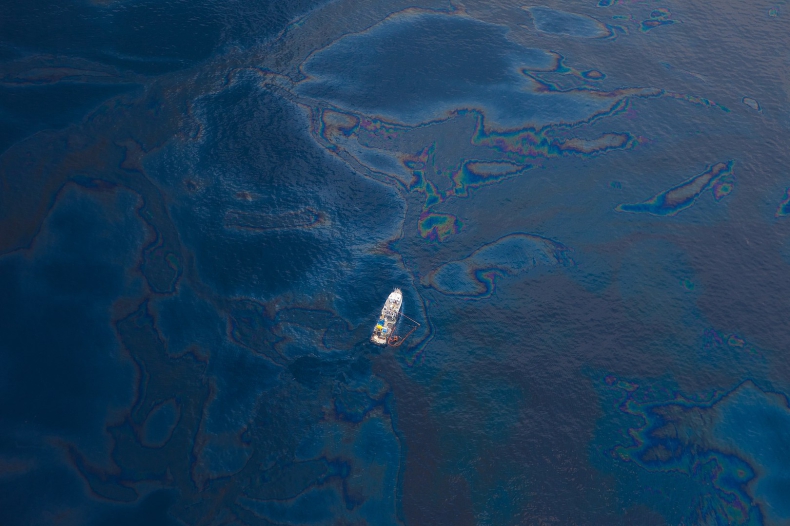 Gigantyczna plama ropy na Bałtyku w pobliżu Półwyspu Helskiego. Trwa akcja SAR - GospodarkaMorska.pl