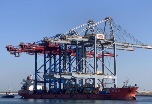 Rotterdam World Gateway z dwoma nowymi suwnicami - GospodarkaMorska.pl
