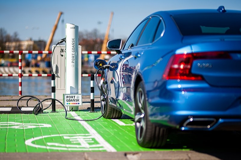 Darmowe stacje do ładowania samochodów elektrycznych w Porcie Gdańsk - GospodarkaMorska.pl