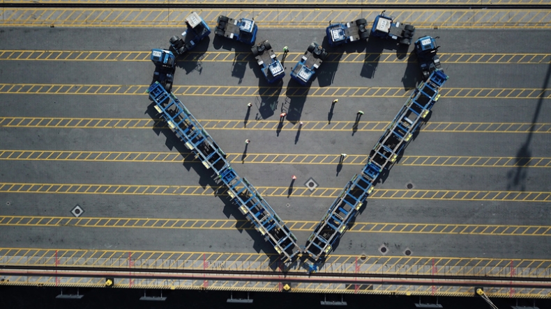 Serce ze sprzętu terminalowego w DCT Gdansk dla cichych bohaterów (foto, wideo) - GospodarkaMorska.pl