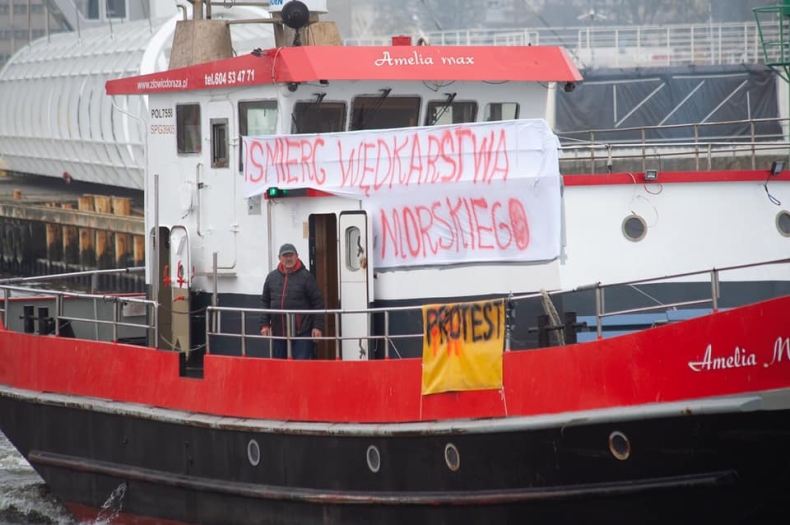 Rybacy rekreacyjni pływają w pobliżu portu w Gdańsku, ale nie blokują dostępu - GospodarkaMorska.pl