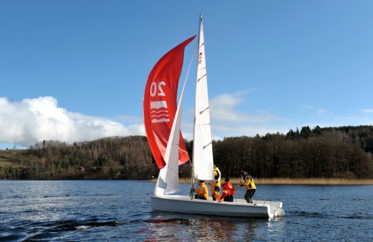 Jacht 2020 uczci Dzień Flagi RP (wideo) - GospodarkaMorska.pl