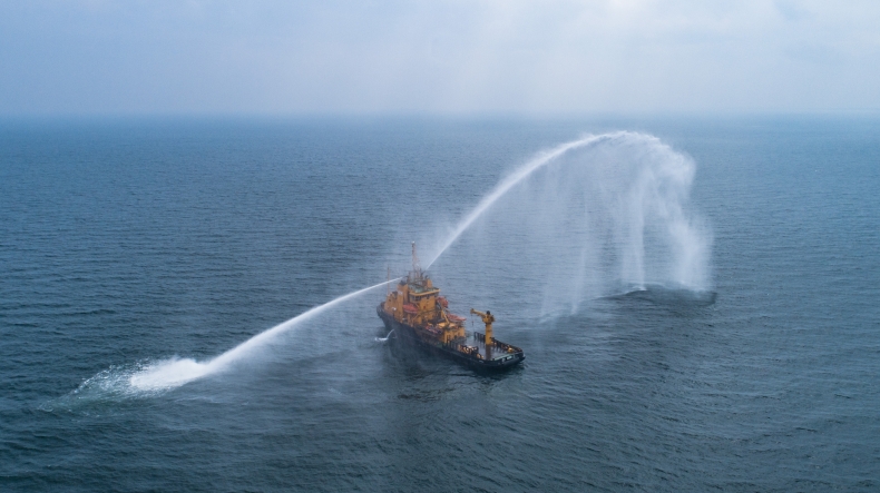 Światowy Dzień Pracy: W Porcie Gdynia oddano hołd marynarzom oraz walczącym z epidemią koronawirusa [foto, wideo] - GospodarkaMorska.pl