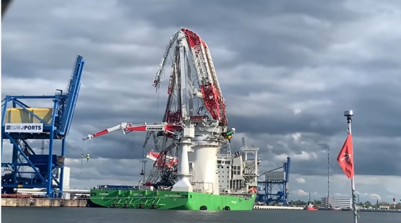 Poważny wypadek przy nabrzeżu Liebherra. Zniszczony wysięgnik wielkiego żurawia (wideo) - GospodarkaMorska.pl