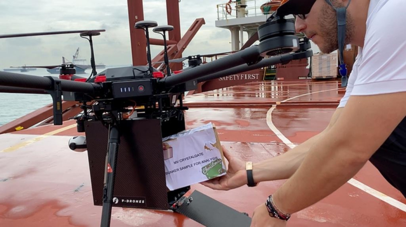 Singapur: Pierwsze dostawy przesyłek na statki za pomocą dronów - GospodarkaMorska.pl