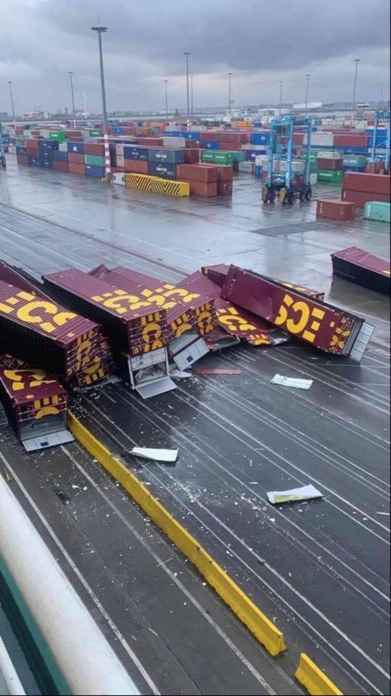 Kontenery zdmuchnięte przez wiatr w porcie Zeebrugge w Belgii (wideo) - GospodarkaMorska.pl
