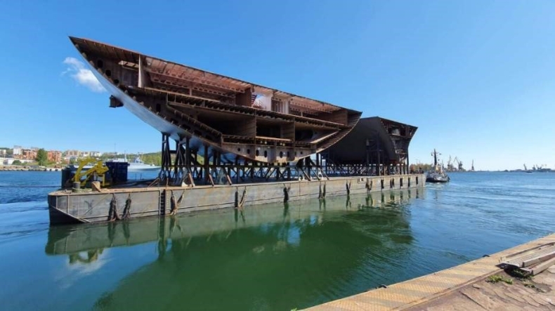 Dwa częściowo wyposażone bloki wycieczkowca wypłynęły ze stoczni Crist - GospodarkaMorska.pl