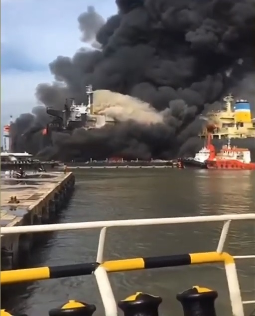 Ponad 20 rannych na płonącym tankowcu, dziesiątki osób wciąż na pokładzie (wideo) - GospodarkaMorska.pl