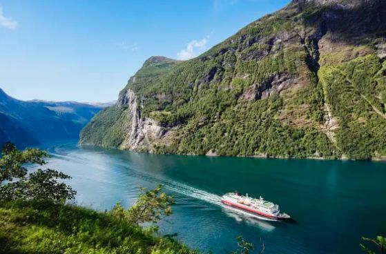 Hurtigruten przedłuża zawieszenie rejsów, ale ma plan stopniowego wznowienia działalności - GospodarkaMorska.pl