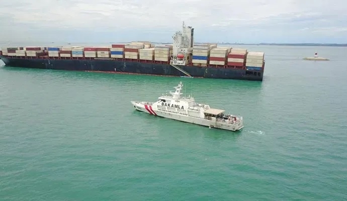 Dwa statki na mieliźnie w Cieśninie Singapurskiej - GospodarkaMorska.pl