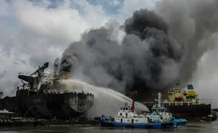 Pożar tankowca w Indonezji. Przynajmniej siedem osób nie żyje (wideo) - GospodarkaMorska.pl