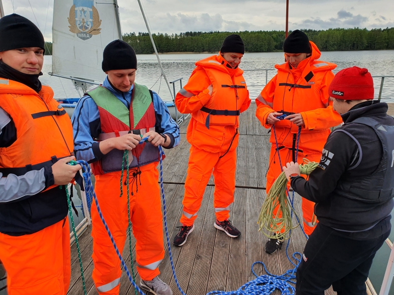 Szkolenie żeglarskie i leadership podchorążych - GospodarkaMorska.pl