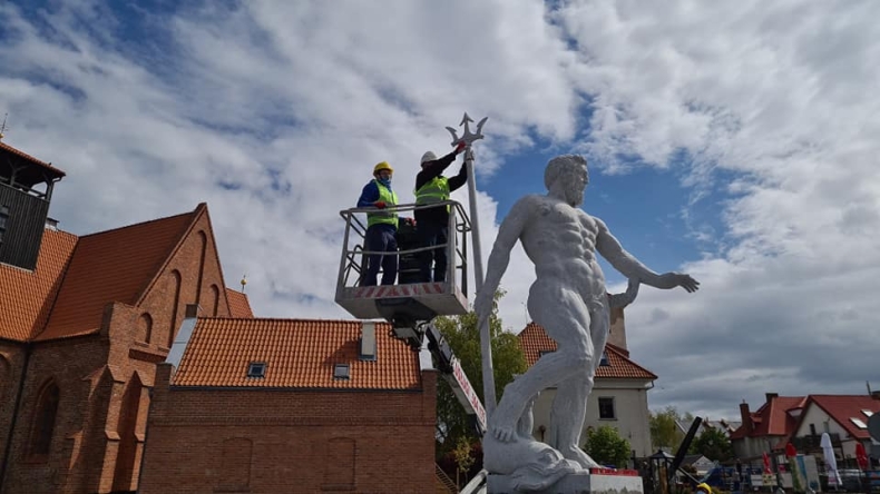Władca wód Neptun pojawił się na helskim bulwarze - GospodarkaMorska.pl
