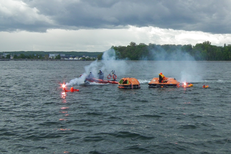 Załoga okrętu ORP Maćko trenuje przetrwanie na morzu w sytuacji awaryjnej - GospodarkaMorska.pl