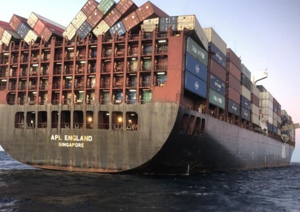 Kontenerowiec APL stracił 40 kontenerów wskutek okropnej pogody - GospodarkaMorska.pl