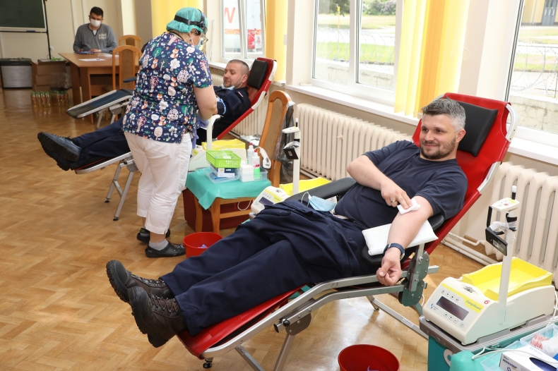 Marynarze z 8.FOW pomagają - akcja „SpoKREWnieni Służbą - GospodarkaMorska.pl