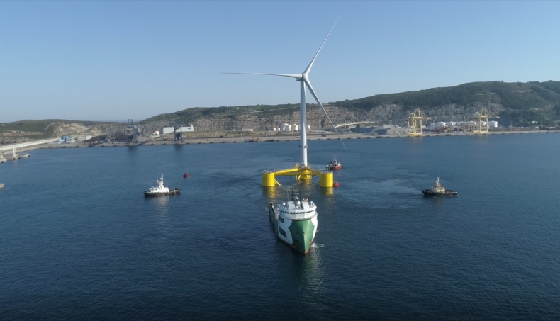 Ostatnia jednostka pierwszej półzanurzalnej pływającej farmy wiatrowej na świecie wyrusza z portu (foto, wideo) - GospodarkaMorska.pl
