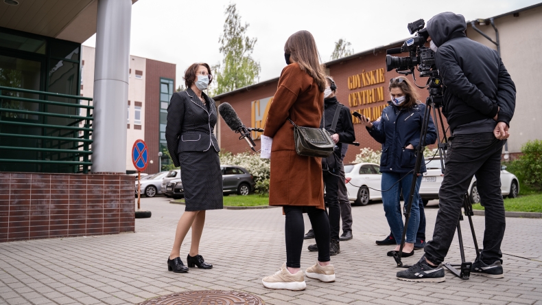 Kolejne urządzenia do laboratoriów przekazane przez trójmiejskie porty w ramach akcji #dzielmysiędobrem (foto, wideo) - GospodarkaMorska.pl